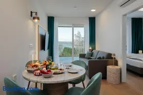 Lakeview Apartment - Image 1