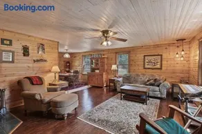 Cozy 3-Bedroom Retreat in Manistee - Image 2