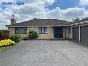 Spacious bungalow with large private garden - Image 2