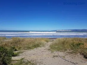 Whispering Sands Beachfront Motel - Image 2