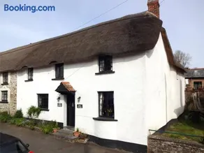 Hope Cottage - chocolate box thatch in Chittlehampton, North Devon - Image 1