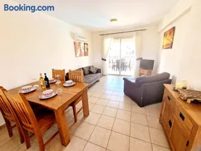 First floor apartment overlooking pool - Image 4