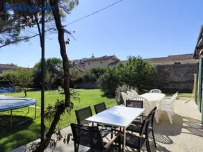 Vaste villa , piscine , garage pour vélos et motos , grand parking - Image 2