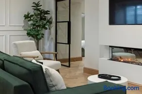 Luxury Flat in Shaftesbury by JOT STAYS - Image 3