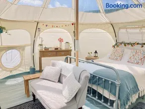 Luxury Stargazing Glamping - Seren Hardd with Hot Tub - Image 3