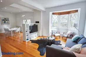 Large Two Bedrm Art Deco Apartment - City, Bay & Sunset Views - Image 1