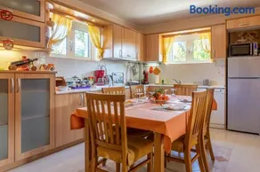 Iris-Gogo House - Image 1