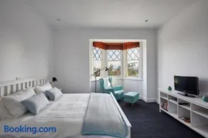 Large Two Bedrm Art Deco Apartment - City, Bay & Sunset Views - Image 2