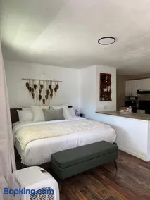 Cozy Studio with King Bed - Image 1