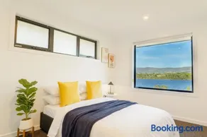 Hobart Luxury Waterfront Retreat 4BR Award-Winning Stay - Image 2