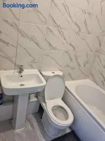 Spacious full House Near Manchester & Liverpool - Image 2