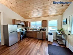 NEW 2BR house 5 min to restaurants hiking 1dog ok - Image 2