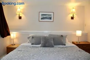 Trailside Village #5 - Slopeside 1BR with Hot Tub and Sauna, Ski In Ski Out on Great Eastern Trail - Image 2