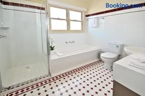 Carnarvon St - Stylish & Comfortable Urban Stay - Image 1