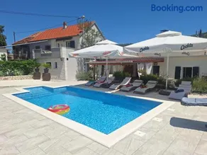 Holiday House Daisy - Image 1