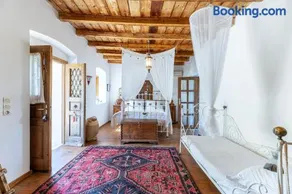 Paradiso Vintage Villa: Traditional 1944 Gem - Image 3