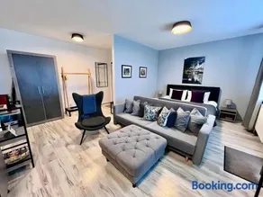 BL - The Executive Suite, Boru - 24hr Self Check-in, Free Private Parking, Balcony with Mountain View, 5 minute walk to City Center - Image 2