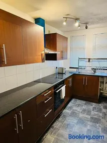 Luxury 2BR Apartment Prime Central Location - Image 4