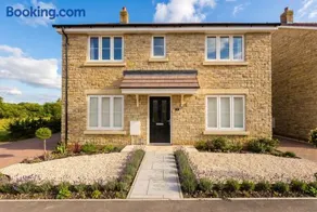 Spacious 4-Bed Eynsham Home, Garden & Parking - Image 1
