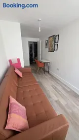 Bright Bedroom in Modern 2-Bed Flat - Image 4