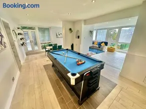 5 Bed House - Pool - Hot Tub - Sauna - Pool Table - Near New Forest and Beach - Sleeps 12 - Image 3