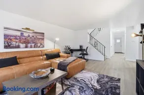 Modern 3BR Townhome in Mt. Lebanon | Garage + Easy City Access - Image 1