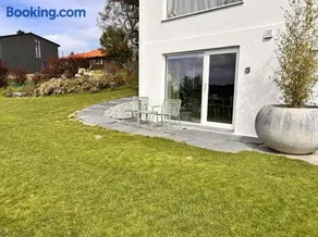 Apartment with garden and sea view - Image 5