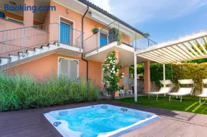 Intera casa con due appartamenti indipendenti e vasca idromassaggio a Barbaresco, Langhe - Image 1