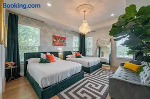 Black House - Downtown Elegance with HotTub and King Beds - Image 1