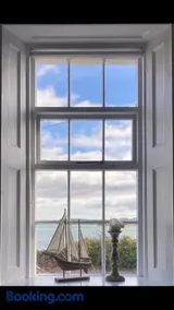 Tonn Ruray Sea View Luxury 2 Bed Apartment - Image 2
