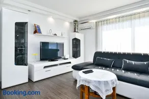 Apartman Lavanda sa bazenom i okućnicom 4* - Image 2
