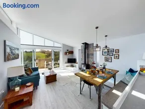 Paddlers View - Luxurious 2 bed, hot tub. Town centre, water views - Image 3
