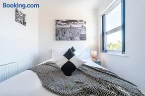 WGcDDE Large 3 Bedroom House - Close to MKM Stadium & A63 - Garden - Image 1