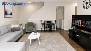 The Crestline Stay Hoover Townhome 2BR U4 - Image 2