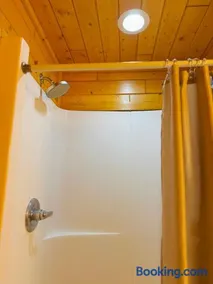 Cozy Lakefront Cabin with Jacuzzi - Image 4