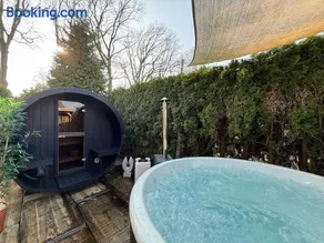 Luxury 8-Person Wellness Chalet - Private Jacuzzi & Sauna - Airco - Fenced Garden - Veluwe - Image 2