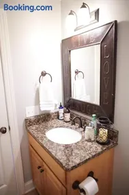Private, plush in-law suite with private entrance - Image 3