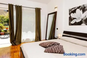 Isola Apartments - Image 1