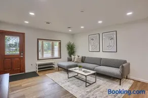 Stylish and Accessible 5 Bedroom, 2 Bathroom Home in Cranberry, Pittsburgh - Image 1