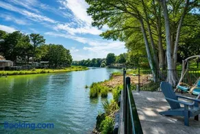 Waterfront Sleeps 16 Perfect for Family & Wurstfest - Image 3