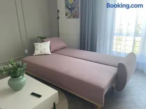Rose and Oak Apartment - Image 2