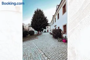 Exklusive Erdgeschosswohnung im romantischen Vierseitenhof mit 3 Schlafzimmern und 2 Bädern - Image 3