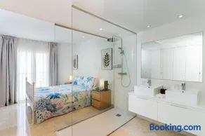 Deluxe 2 bed Apartment - Image 3