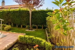 Cómodo y coqueto chalet con jardín en Argoños - Image 2