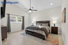 Family-Friendly Boca Gem! 4BR 3BA with Pool & Sauna - Image 4