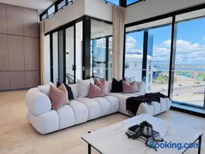 Penthouse Private Rooftop Pool Perth Skyline - Image 1