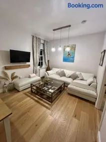 Luxury 1 Bedroom Flat in Great Location - Image 1