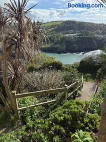 Clifftop Sanctury With Stunning Panoramic Bay View - Image 5