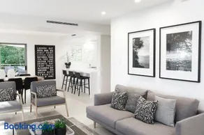 Hastings Park: Elegant Noosa Gem by the Beach - Image 5