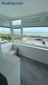 Ocean View in Worthing, 5 bedrooms for 10, 3 Bathrooms, Hot Tub, Parking for 6, Seaview - Image 4